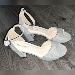 NWOT Benjamin Walk Touch-Ups Women's Silver Low Heels, Size 8.5 W